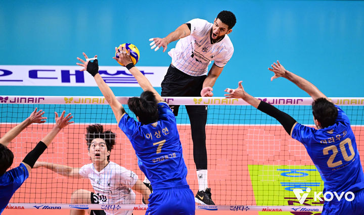 [서울=뉴시스] 남자배구 현대캐피탈 레오가 26일 서울 장충체육관에서 열린 진에어 2025~2026 V-리그 남자부 우리카드와의 경기에서 공격을 시도하고 있다. (사진=KOVO 제공) 2025.11.26.