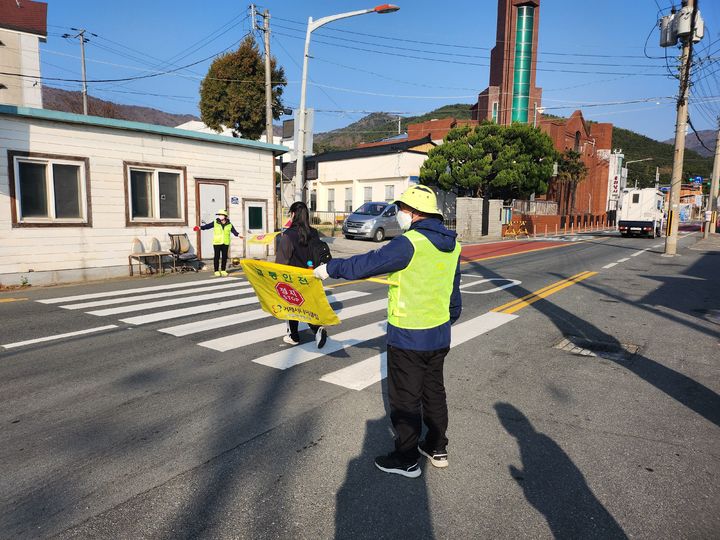 [거제=뉴시스] 신정철 기자= 경남 거제시는 어르신들의 안정적이고 활기찬 노후생활을 지원하기위해 오는 12월 1일부터 17일까지 ‘2026년도 노인일자리 및 사회활동 지원사업 참여자’를 모집한다고 26일 밝혔다.사진은 노인공익활동사업 참여 모습.(사진=거제시 제공).2025.11.26. photo@newsis.com *재판매 및 DB 금지