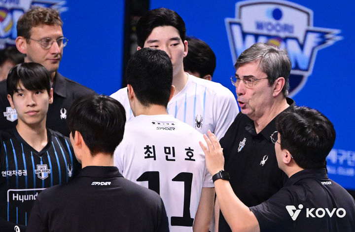 [서울=뉴시스] 남자배구 현대캐피탈 필립 블랑 감독이 26일 서울 장충체육관에서 열린 진에어 2025-2026 V-리그 남자부 우리카드와의 경기에서 선수들에게 지시를 내리고 있다. (사진-KOVO 제공) 2025/11/26 *재판매 및 DB 금지