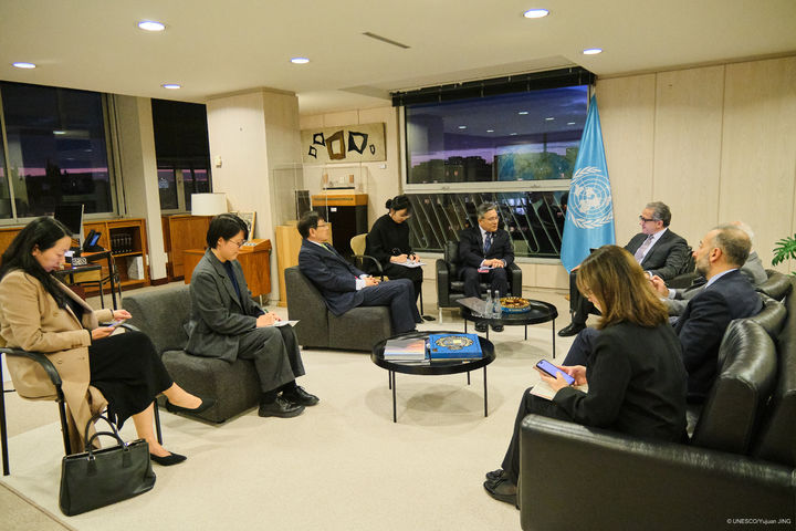[서울=뉴시스] 25일(현지시간) 프랑스 파리 유네스코 본부에서 칼레드 엘에나니 신임 유네스코 사무총장을 만난 허민 국가유산청장(왼쪽에서 다섯 번째) (사진=국가유산청 제공) 2025.11.26. photo@newsis.com *재판매 및 DB 금지