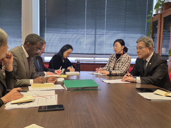 [서울=뉴시스] 26일(현지시간) 프랑스 파리 유네스코 본부에서 라자르 일룬드 아소모(Lazare Eloundou Assomo) 유네스코 세계유산센터장 허민 국가유산청장(오른쪽) (사진=국가유산청 제공) 2025.11.26. photo@newsis.com *재판매 및 DB 금지