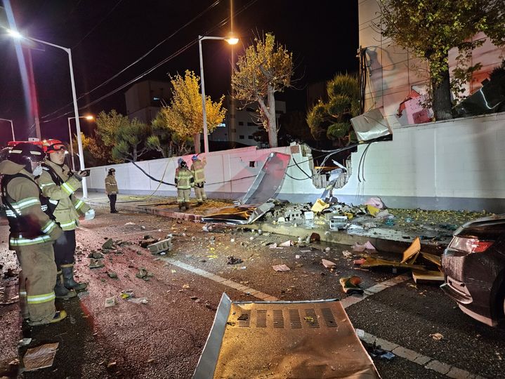 26일 전북 군산시 소룡동의 제조업 공장에서 외부에 놓여 있던 50㎏ 암모니아 탱크 실린더가 폭발해 소방대원들이 사고현장을 수습중이다. (사진=전북특별자치도소방본부 제공) *재판매 및 DB 금지