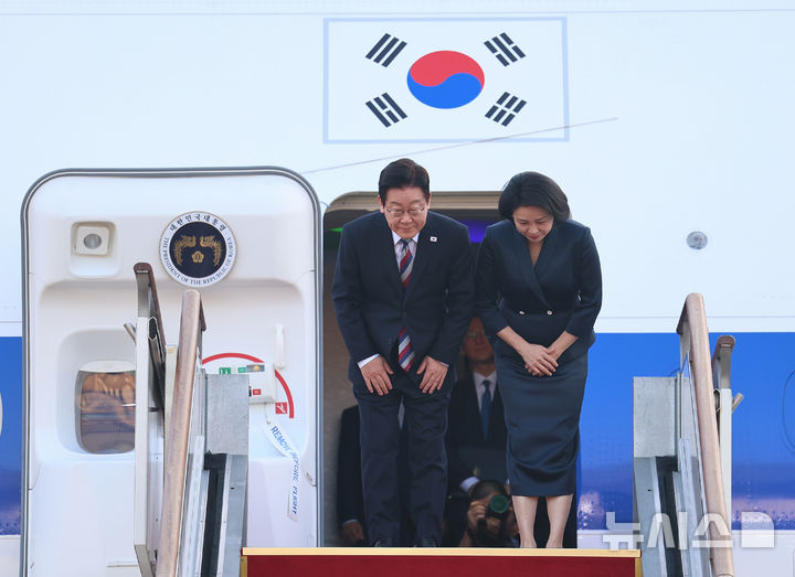 [성남=뉴시스] 최동준 기자 = G20 정상회의 등 중동·아프리카 순방 일정을 마친 이재명 대통령과 김혜경 여사가 26일 경기 성남공항에 도착해 인사하고 있다. 2025.11.26. photocdj@newsis.com