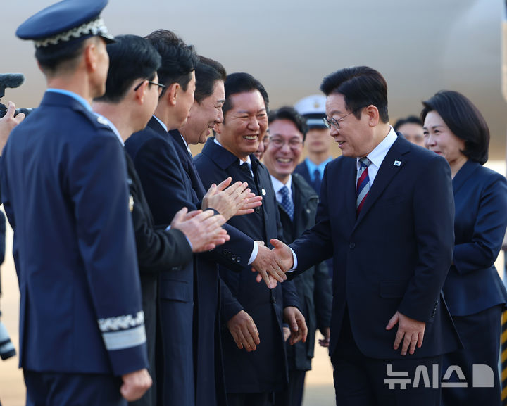 [성남=뉴시스] 최동준 기자 = G20 정상회의 등 중동·아프리카 순방 일정을 마친 이재명 대통령이 26일 경기 성남공항에 도착해 김병기 더불어민주당 원내대표와 악수하고 있다. 2025.11.26. photocdj@newsis.com