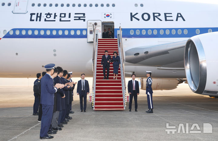 [성남=뉴시스] 최동준 기자 = G20 정상회의 등 중동·아프리카 순방 일정을 마친 이재명 대통령과 김혜경 여사가 26일 경기 성남공항에 도착해 공군1호기에서 내리고 있다. 2025.11.26. photocdj@newsis.com