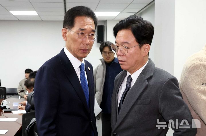 [서울=뉴시스] 조성봉 기자= 김영훈 고용노동부 장관과 김주영(왼쪽) 국회 기후에너지환경노동위 더불어민주당 간사가 26일 오전 서울 여의도 국회에서 열린 당정협의회에서 대화를 하고 있다. 2025.11.26. suncho21@newsis.com