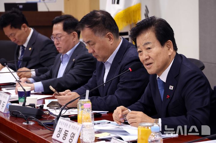 [서울=뉴시스] 조성봉 기자= 정동영 통일부 장관이 26일 오전 서울 여의도 국회 의원회관 간담회의실에서 열린 AI G3 강국 신기술 전략 조찬 포럼에서 발언을 하고 있다. 2025.11.26. suncho21@newsis.com