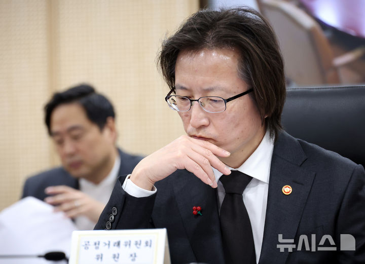 [세종=뉴시스] 강종민 기자 = 주병기 공정거래위원장이 26일 세종시 정부세종청사에서 열린 경제관계장관회의 겸 성장전략 TF회의에서 회의자료를 살펴보고 있다. 2025.11.26. ppkjm@newsis.com