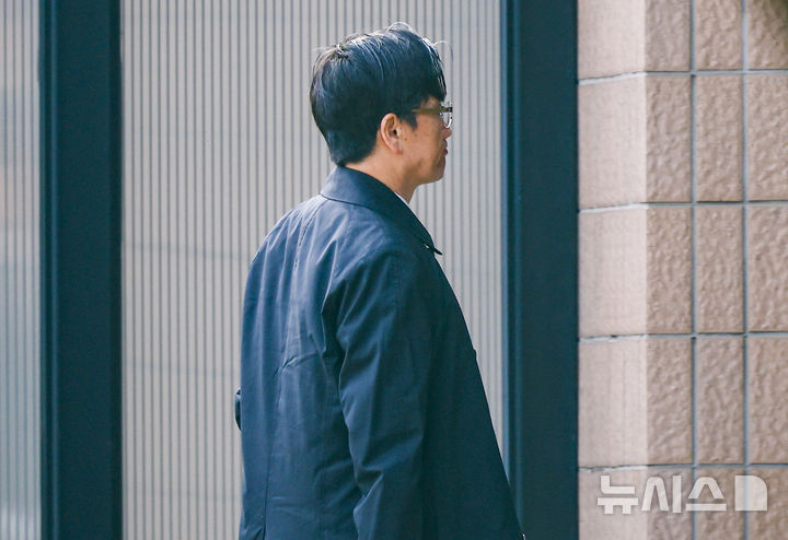 [과천=뉴시스] 정병혁 기자 = 오동운 고위공직자범죄수사처장이 26일 경기 과천시 정부과천청사 공수처로 출근하고 있다. 해병특검은 오동운 고위공직자범죄수사처장을 직무유기 혐의로 기소하는데 무게를 두고 검토 중이다. 2025.11.26. jhope@newsis.com