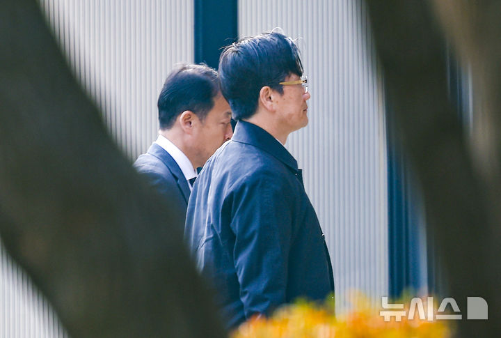 [과천=뉴시스] 정병혁 기자 = 오동운 고위공직자범죄수사처장이 26일 경기 과천시 정부과천청사 공수처로 출근하고 있다. 해병특검은 오동운 고위공직자범죄수사처장을 직무유기 혐의로 기소하는데 무게를 두고 검토 중이다. 2025.11.26. jhope@newsis.com