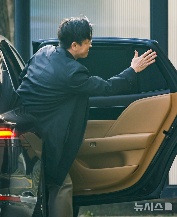 [과천=뉴시스] 정병혁 기자 = 오동운 고위공직자범죄수사처장이 26일 경기 과천시 정부과천청사 공수처로 출근하고 있다. 해병특검은 오동운 고위공직자범죄수사처장을 직무유기 혐의로 기소하는데 무게를 두고 검토 중이다. 2025.11.26. jhope@newsis.com