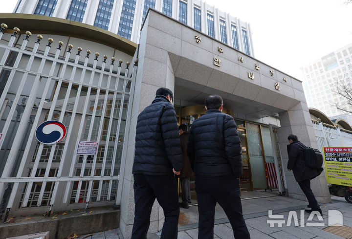 [서울=뉴시스] 김진아 기자 =  서울 종로구 정부서울청사로 공무원들이 출근하고 있다. 2025.11.26. bluesoda@newsis.com