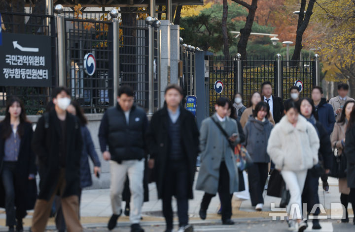 [서울=뉴시스] 김진아 기자 = 사진은 지난달 26일 서울 종로구 정부서울청사로 공무원들이 출근하고 있다. 2025.11.26. bluesoda@newsis.com
