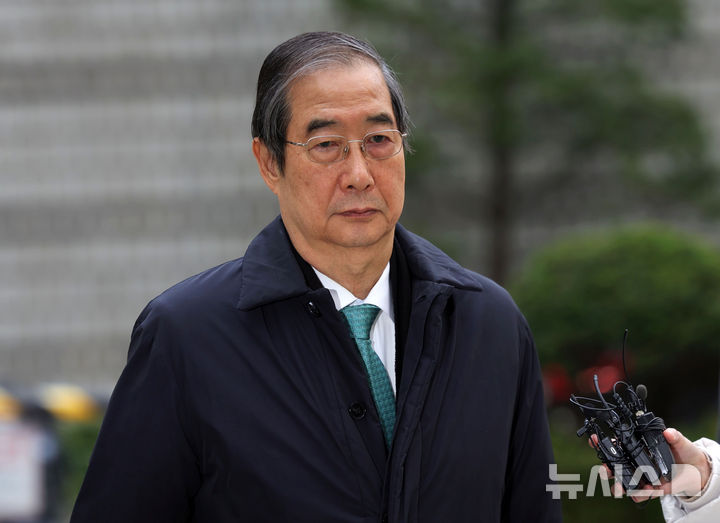 [서울=뉴시스] 홍효식 기자 = 12·3 비상계엄 관련 내란 방조 등 혐의를 받는 한덕수 전 국무총리가 지난달 26일 서울 서초구 서울중앙지방법원에서 열린 결심 공판에 출석하고 있다. 2025.11.26. yesphoto@newsis.com