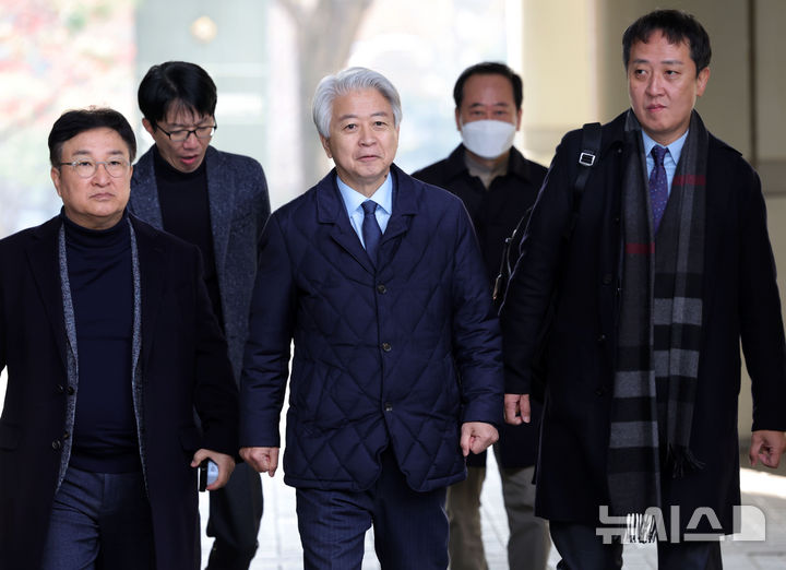 [서울=뉴시스] 홍효식 기자 = 사업가로부터 6000만원의 불법 정치자금 수수 혐의를 받는 노웅래 전 더불어민주당 의원이 26일 오전 서울 서초구 서울중앙지방법원에서 열린 선고 기일에 출석하고 있다. 2025.11.26. yesphoto@newsis.com