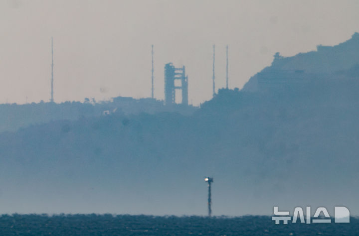 [여수=뉴시스] 황준선 기자 = 26일 전남 고흥군 나로우주센터에 4차 발사를 앞둔 한국형발사체 누리호가 발사대에 기립해 있다. 민간 기업인 한화에어로스페이스가 기술 이전을 통해 발사체 제작 전 과정을 주관한 누리호는 오로라·대기광 관측과 우주 자기장·플라스마 측정을 위한 위성 13기가 탑재됐으며 27일 새벽 1시쯤 발사될 예정이다. 2025.11.26. hwang@newsis.com
