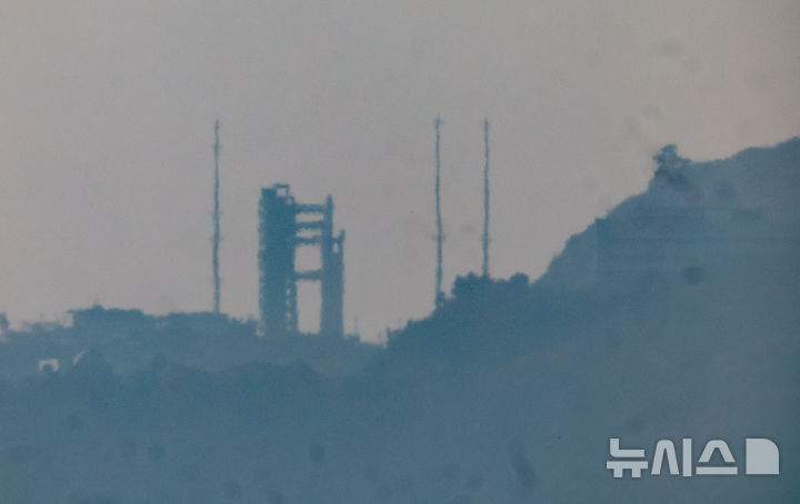 [여수=뉴시스] 황준선 기자 = 26일 전남 고흥군 나로우주센터에 4차 발사를 앞둔 한국형발사체 누리호가 발사대에 기립해 있다. 민간 기업인 한화에어로스페이스가 기술 이전을 통해 발사체 제작 전 과정을 주관한 누리호는 오로라·대기광 관측과 우주 자기장·플라스마 측정을 위한 위성 13기가 탑재됐으며 27일 새벽 1시쯤 발사될 예정이다. 2025.11.26. hwang@newsis.com