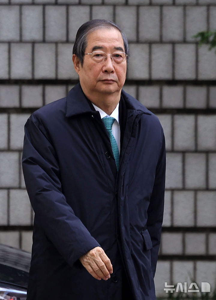 [서울=뉴시스] 홍효식 기자 = 12·3 비상계엄 관련 내란 방조 등 혐의를 받는 한덕수 전 국무총리가 26일 서울 서초구 서울중앙지방법원에서 열린 결심 공판에 출석하고 있다. 2025.11.26. yesphoto@newsis.com
