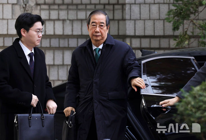 [서울=뉴시스] 홍효식 기자 = 12·3 비상계엄 관련 내란 방조 등 혐의를 받는 한덕수 전 국무총리가 26일 서울 서초구 서울중앙지방법원에서 열린 결심 공판에 출석하고 있다. 2025.11.26. yesphoto@newsis.com