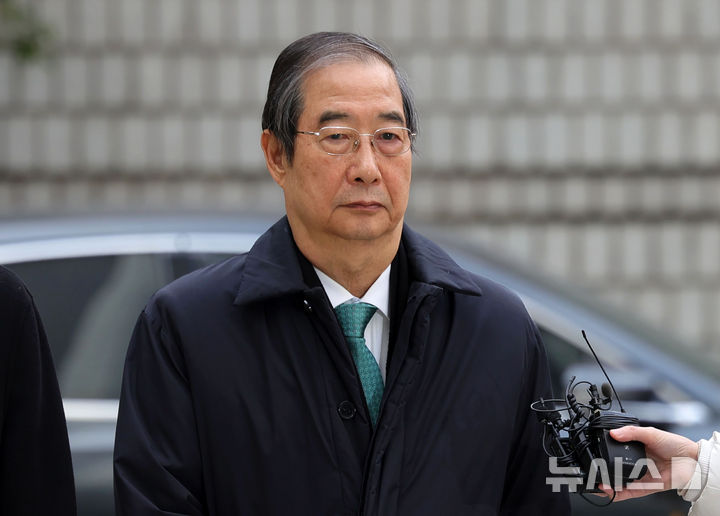 [서울=뉴시스] 홍효식 기자 = 12·3 비상계엄 관련 내란 방조 등 혐의를 받는 한덕수 전 국무총리가 26일 서울 서초구 서울중앙지방법원에서 열린 결심 공판에 출석하고 있다. 2025.11.26. yesphoto@newsis.com