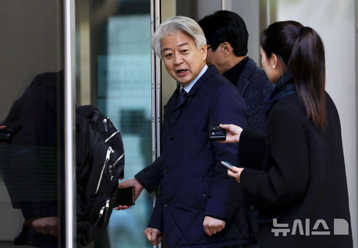 [서울=뉴시스] 홍효식 기자 = 사업가로부터 6000만원의 불법 정치자금 수수 혐의를 받는 노웅래 전 더불어민주당 의원이 26일 오전 서울 서초구 서울중앙지방법원에서 열린 선고 기일에 출석하고 있다. 2025.11.26. yesphoto@newsis.com