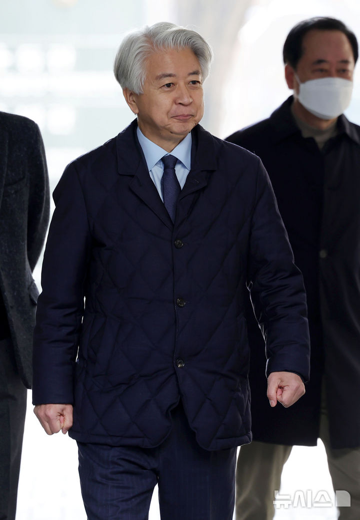 [서울=뉴시스] 홍효식 기자 = 사업가로부터 6000만원의 불법 정치자금 수수 혐의를 받는 노웅래 전 더불어민주당 의원이 26일 오전 서울 서초구 서울중앙지방법원에서 열린 선고 기일에 출석하고 있다. 2025.11.26. yesphoto@newsis.com