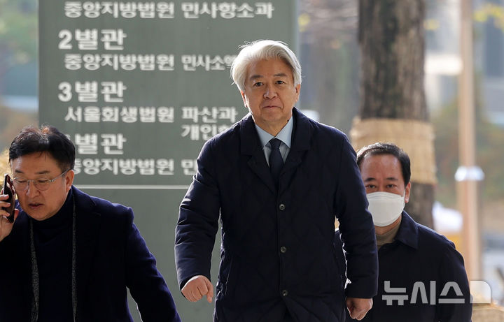 [서울=뉴시스] 홍효식 기자 = 사업가로부터 6000만원의 불법 정치자금 수수 혐의를 받는 노웅래 전 더불어민주당 의원이 26일 오전 서울 서초구 서울중앙지방법원에서 열린 선고 기일에 출석하고 있다. 2025.11.26. yesphoto@newsis.com