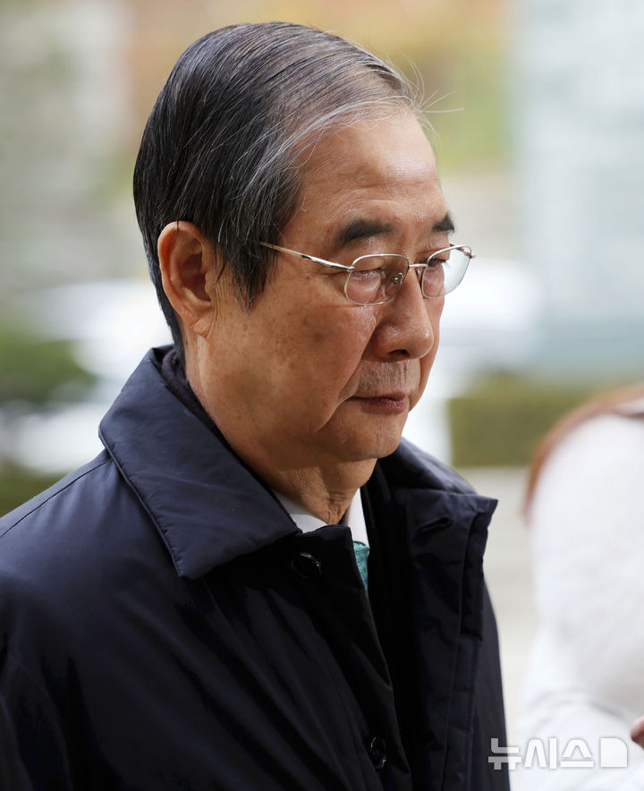 [서울=뉴시스] 홍효식 기자 = 12·3 비상계엄 관련 내란 방조 등 혐의를 받는 한덕수 전 국무총리가 26일 서울 서초구 서울중앙지방법원에서 열린 결심 공판에 출석하고 있다. 2025.11.26. yesphoto@newsis.com