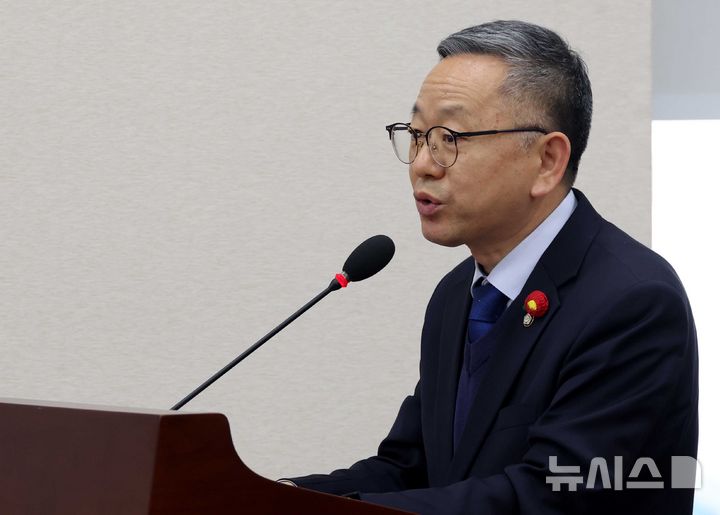 [서울=뉴시스] 조성봉 기자 = 김문수 더불어민주당 의원이 지난해 11월26일 오전 서울 여의도 국회에서 열린 교육위원회 전체회의에서 법안 제안 설명을 하고 있다. 2025.11.26. suncho21@newsis.com