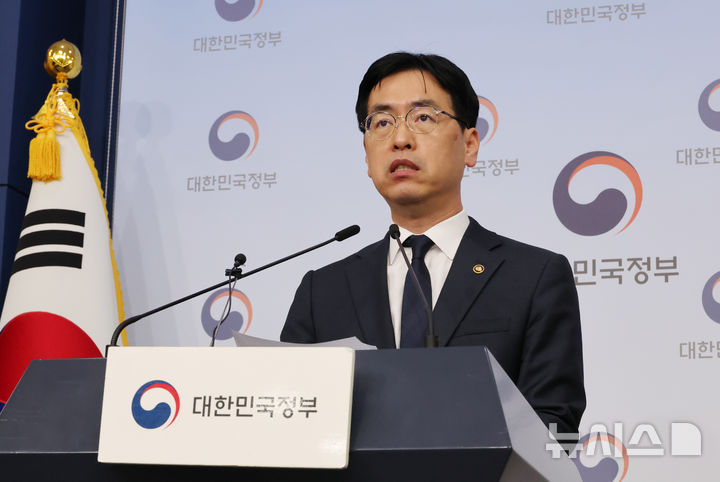 [서울=뉴시스] 김명원 기자 = 김민재 행정안전부 차관이 26일 오전 서울 종로구 정부서울청사 별관에서 지방의원 임기만료 전 외유성 공무국외출장 방지 대책 브리핑을 하고 있다. 행정안전부는 지방의회의원 임기가 내년 6월 만료됨에 따라 단순 외유성 공무국회출장이 증가하는 것을 방지하기 위해, 이를 금지하는 내용 등을 담은 지방이회의원 공무국외출장 규칙 표즌 개정안을 전 지방의회에 권고한다고 밝혔다. 2025.11.26. kmx1105@newsis.com