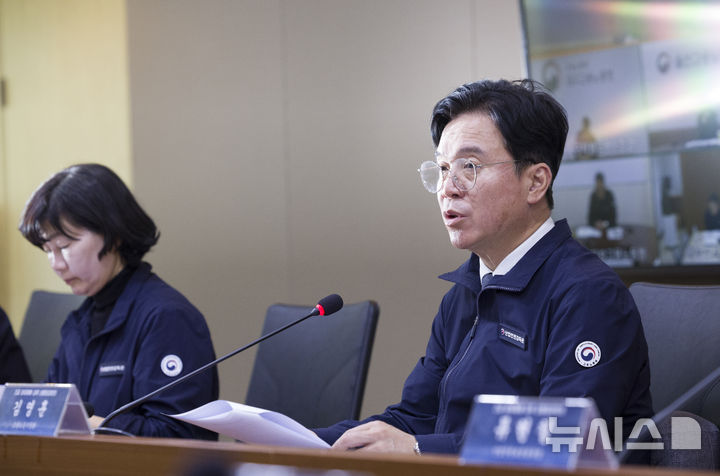 [서울=뉴시스] 김근수 기자 = 김영훈 고용노동부 장관이 26일 서울 중구 서울지방고용노동청에서 열린 긴급 중대재해 감축 전국 기관장 상황점검회의에서 인사말을 하고 있다. 2025.11.26. ks@newsis.com