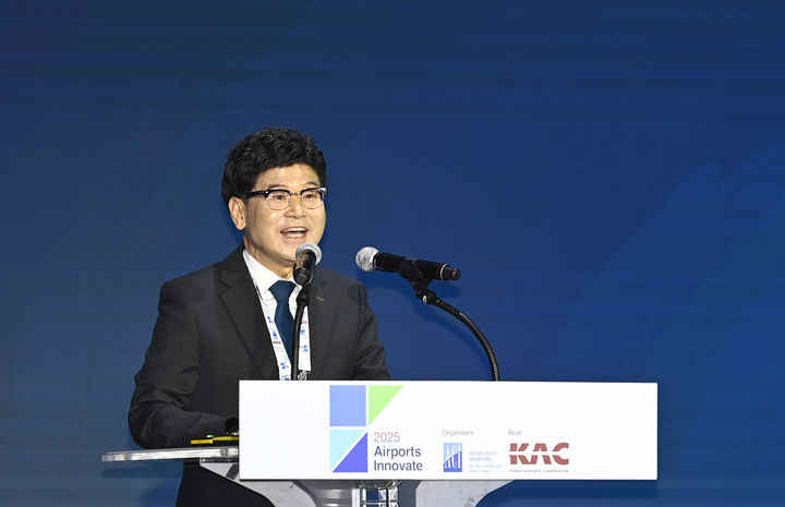[서울=뉴시스] 이정기 한국공항공사 사장직무대행이 26일 부산 해운대구 시그니엘 부산에서 열린 'ACI Airports Innovate 2025'에서 인사말을 하고 있다. (사진=한국공항공사 제공) 2025.11.26. photo@newsis.com *재판매 및 DB 금지