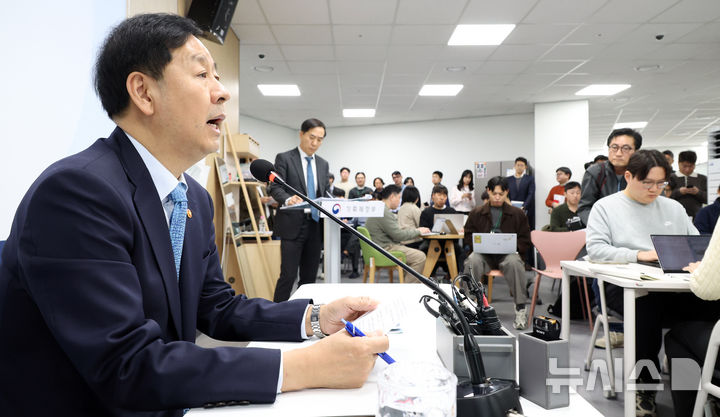 [세종=뉴시스] 강종민 기자 = 구윤철 부총리 겸 기획재정부 장관이 26일 세종시 정부세종청사에서 열린 출입기자 간담회에서 외환시장 등 최근 경제상황을 설명하고 있다. 2025.11.26. ppkjm@newsis.com