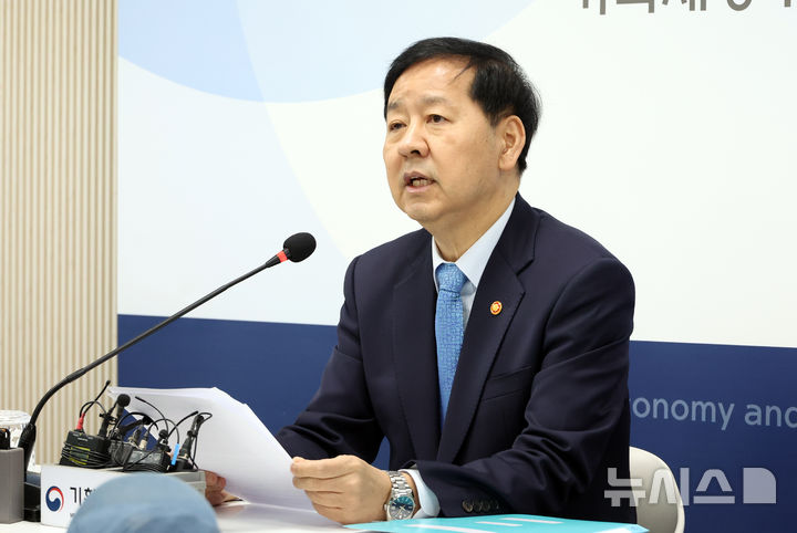 [세종=뉴시스] 강종민 기자 = 사진은 구윤철 경제부총리 겸 재정경제부 장관이 지난해 11월26일 세종시 정부세종청사에서 열린 출입기자 간담회에서 외환시장 등 최근 경제상황을 설명하고 있는 모습. 2025.11.26. ppkjm@newsis.com