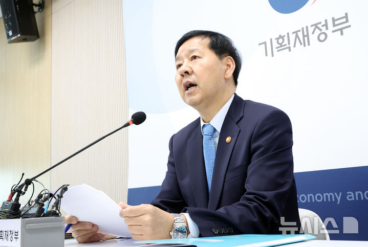 [세종=뉴시스] 강종민 기자 = 구윤철 부총리 겸 기획재정부 장관이 26일 세종시 정부세종청사에서 열린 출입기자 간담회에서 외환시장 등 최근 경제상황을 설명하고 있다. 2025.11.26. ppkjm@newsis.com