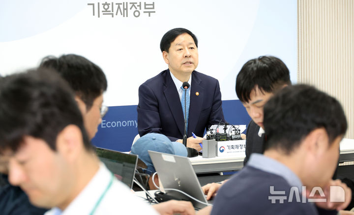 [세종=뉴시스] 강종민 기자 = 구윤철 부총리 겸 기획재정부 장관이 26일 세종시 정부세종청사에서 열린 출입기자 간담회에서 외환시장 등 최근 경제상황을 설명하고 있다. 2025.11.26. ppkjm@newsis.com
