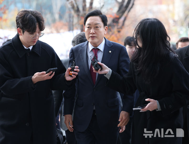 [서울=뉴시스] 김진아 기자 = 김선교 국민의힘 의원이 26일 서울 종로구 광화문 KT 빌딩에 마련된 김건희 특검(특별검사 민중기) 사무실에 양평 공흥지구 개발 특혜 의혹과 관련해 피의자 신분으로 출석하던 중 취재진의 질문에 답하고 있다. 2025.11.26. bluesoda@newsis.com