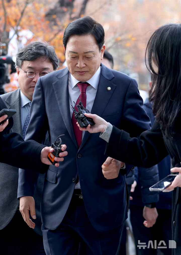 [서울=뉴시스] 김진아 기자 = 김선교 국민의힘 의원이 26일 서울 종로구 광화문 KT 빌딩에 마련된 김건희 특검(특별검사 민중기) 사무실에 양평 공흥지구 개발 특혜 의혹과 관련해 피의자 신분으로 출석하고 있다. 2025.11.26. bluesoda@newsis.com