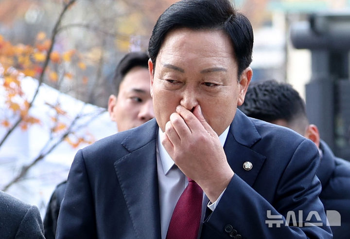 [서울=뉴시스] 김진아 기자 = 김선교 국민의힘 의원이 26일 서울 종로구 광화문 KT 빌딩에 마련된 김건희 특검(특별검사 민중기) 사무실에 양평 공흥지구 개발 특혜 의혹과 관련해 피의자 신분으로 출석하고 있다. 2025.11.26. bluesoda@newsis.com