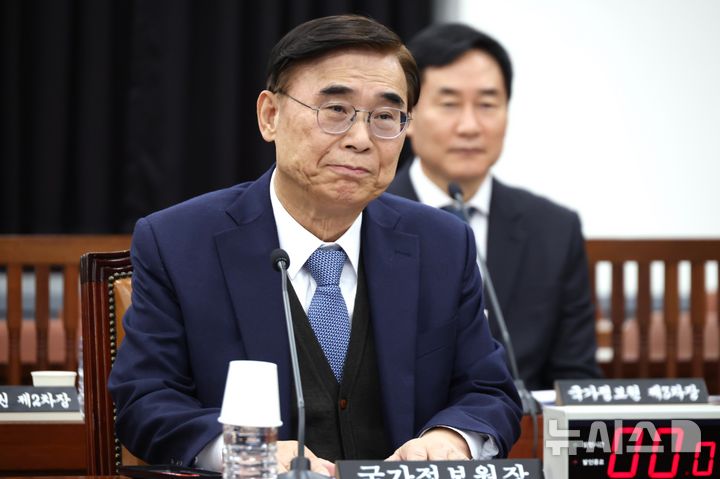 [서울=뉴시스] 국회사진기자단 = 이종석 국가정보원장이 26일 서울 여의도 국회에서 열린 정보위원회 전체회의에 출석해 자리하고 있다. 2025.11.26. photo@newsis.com