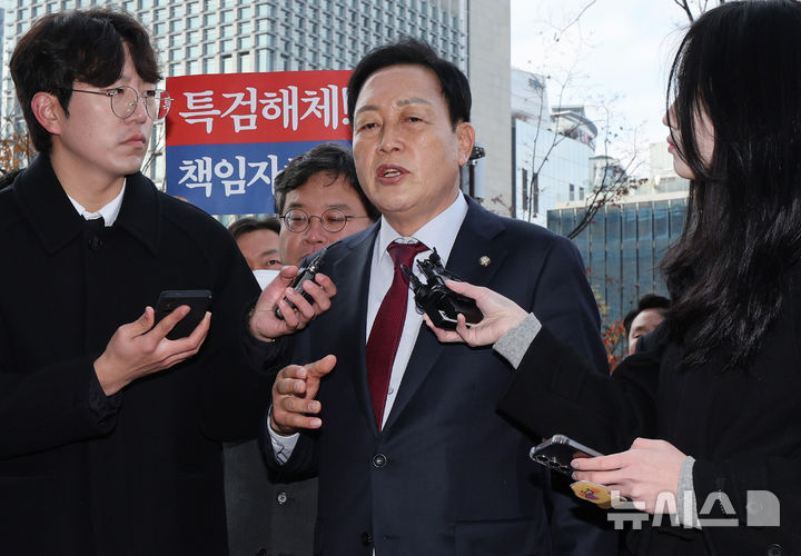 [서울=뉴시스] 김진아 기자 = 김선교 국민의힘 의원이 26일 서울 종로구 광화문 KT 빌딩에 마련된 김건희 특검(특별검사 민중기) 사무실에 양평 공흥지구 개발 특혜 의혹과 관련해 피의자 신분으로 출석하던 중 취재진의 질문에 답하고 있다. 2025.11.26. bluesoda@newsis.com