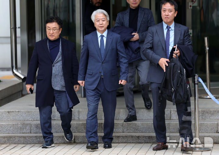 [서울=뉴시스] 홍효식 기자 = 사업가로부터 6000만원의 불법 정치자금 수수 혐의를 받는 노웅래 전 더불어민주당 의원이 26일 오전 서울 서초구 서울중앙지방법원에서 열린 선고 기일에서 무죄 판결을 받은 뒤 법원을 나서고 있다. 2025.11.26. yesphoto@newsis.com