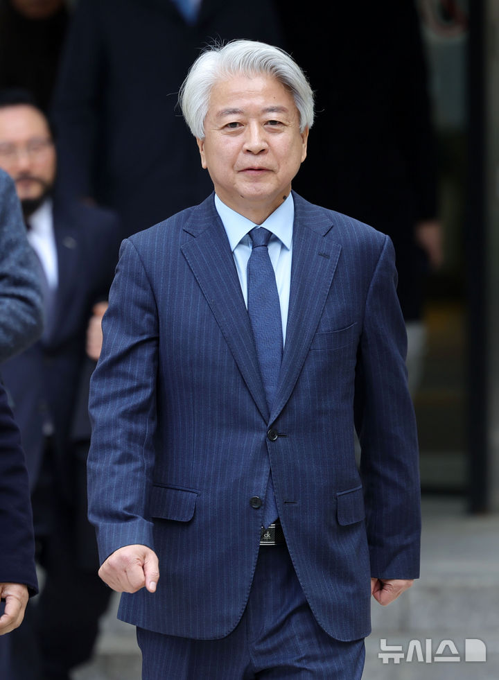 [서울=뉴시스] 홍효식 기자 = 사업가로부터 6000만원의 불법 정치자금 수수 혐의를 받는 노웅래 전 더불어민주당 의원이 26일 오전 서울 서초구 서울중앙지방법원에서 열린 선고 기일에서 무죄 판결을 받은 뒤 법원을 나서고 있다. 2025.11.26. yesphoto@newsis.com