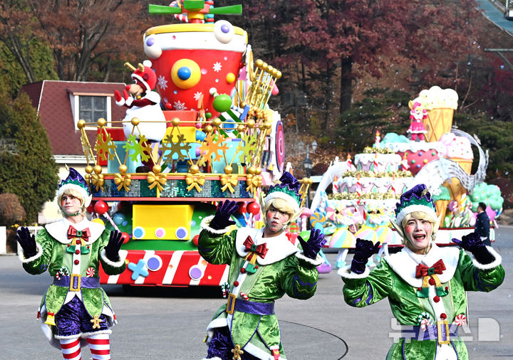 [용인=뉴시스] 김종택기자 = 26일 경기 용인시 에버랜드에서 크리스마스 판타지 '블링블링 X-Mas 퍼레이드' 리허설이 진행되고 있다. 에버랜드는 오는 28일부터 다음달 31일까지 성탄절 분위기를 즐길 수 있는 크리스마스 판타지 겨울축제를 개최한다. 2025.11.26. jtk@newsis.com