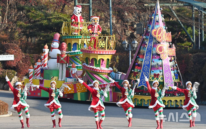 [용인=뉴시스] 김종택기자 = 26일 경기 용인시 에버랜드에서 크리스마스 판타지 '블링블링 X-Mas 퍼레이드' 리허설이 진행되고 있다. 에버랜드는 오는 28일부터 다음달 31일까지 성탄절 분위기를 즐길 수 있는 크리스마스 판타지 겨울축제를 개최한다. 2025.11.26. jtk@newsis.com