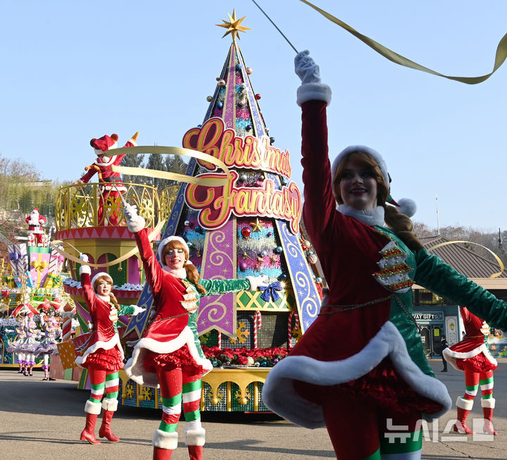 [용인=뉴시스] 김종택기자 = 26일 경기 용인시 에버랜드에서 크리스마스 판타지 '블링블링 X-Mas 퍼레이드' 리허설이 진행되고 있다. 에버랜드는 오는 28일부터 다음달 31일까지 성탄절 분위기를 즐길 수 있는 크리스마스 판타지 겨울축제를 개최한다. 2025.11.26. jtk@newsis.com