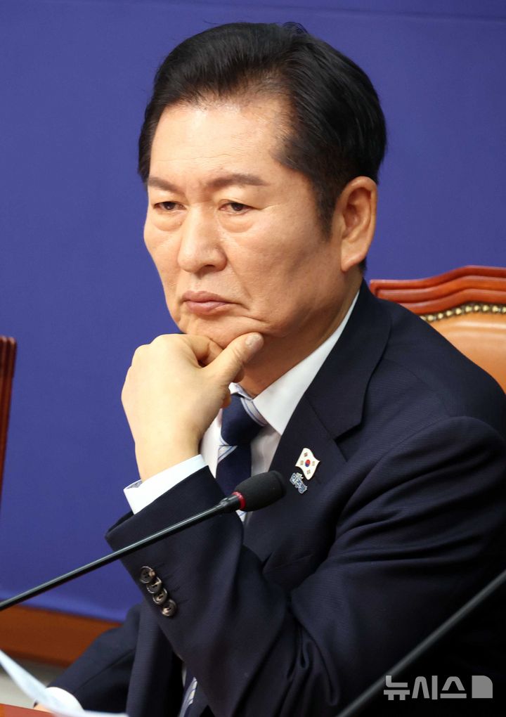 [서울=뉴시스] 조성봉 기자= 정청래 더불어민주당 대표가 26일 오전 서울 여의도 국회에서 열린 최고위원회의에서 잠시 생각에 잠겨 있다. 2025.11.26. suncho21@newsis.com