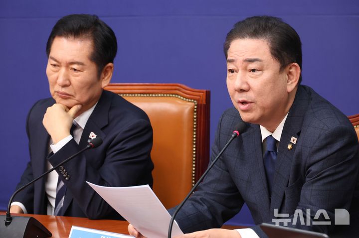 [서울=뉴시스] 조성봉 기자= 김병기 더불어민주당 원내대표가 26일 오전 서울 여의도 국회에서 열린 최고위원회의에서 발언을 하고 있다. 2025.11.26. suncho21@newsis.com