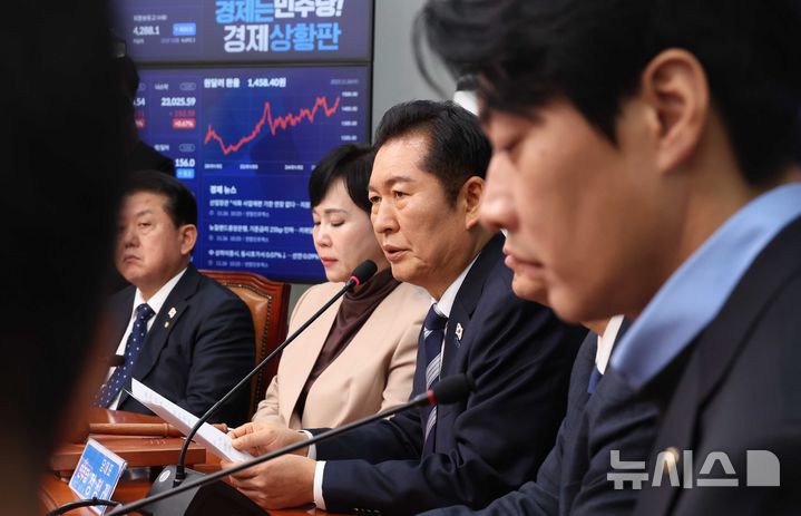 [서울=뉴시스] 조성봉 기자= 정청래 더불어민주당 대표가 26일 오전 서울 여의도 국회에서 열린 최고위원회의에서 발언을 하고 있다. 2025.11.26. suncho21@newsis.com