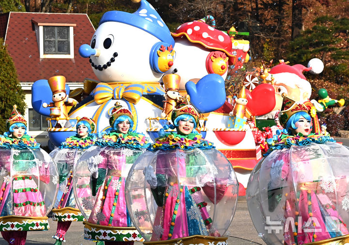 [용인=뉴시스] 김종택기자 = 26일 경기 용인시 에버랜드에서 크리스마스 판타지 '블링블링 X-Mas 퍼레이드' 리허설이 진행되고 있다. 에버랜드는 오는 28일부터 다음달 31일까지 성탄절 분위기를 즐길 수 있는 크리스마스 판타지 겨울축제를 개최한다. 2025.11.26. jtk@newsis.com